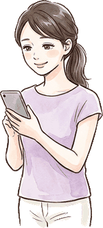 ソファに座って、スマートフォンで家事代行を調べているママ
