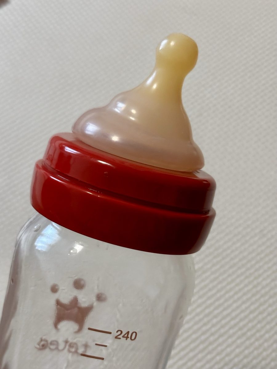 コンビ テテオ 240mlの乳首のアップ。赤いキャップに先端が丸い乳首